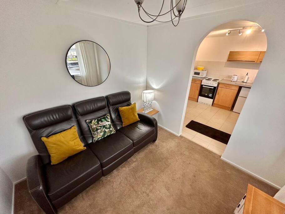 Semi-Detached 1-Bedroom Chalet Uddingston Exterior photo