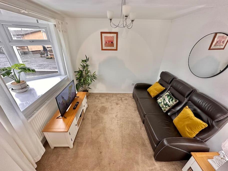 Semi-Detached 1-Bedroom Chalet Uddingston Exterior photo