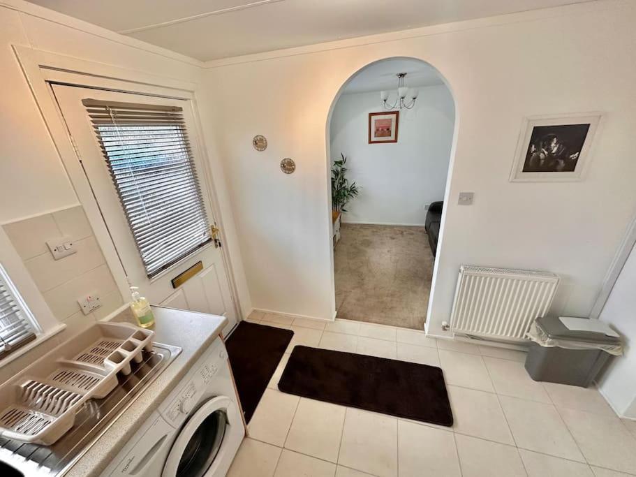 Semi-Detached 1-Bedroom Chalet Uddingston Exterior photo