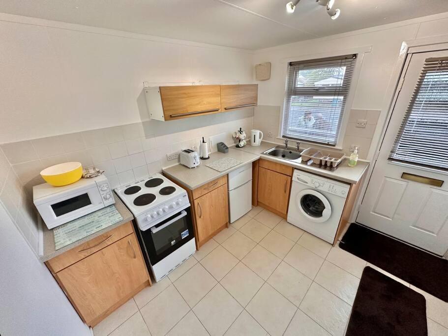 Semi-Detached 1-Bedroom Chalet Uddingston Exterior photo