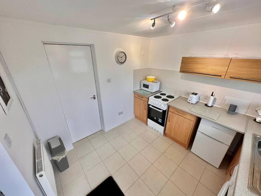Semi-Detached 1-Bedroom Chalet Uddingston Exterior photo