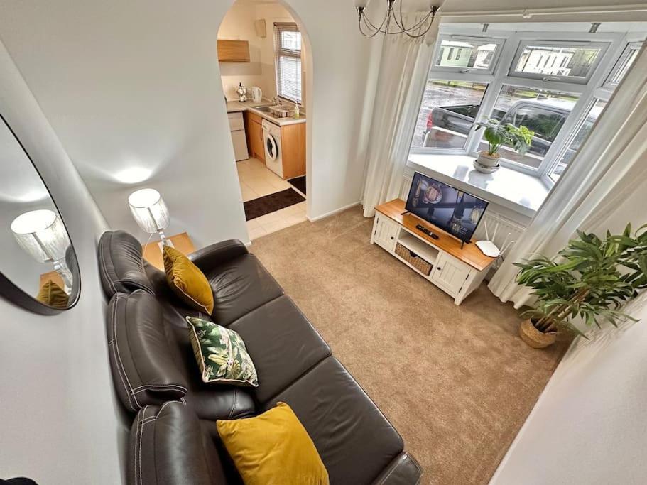 Semi-Detached 1-Bedroom Chalet Uddingston Exterior photo